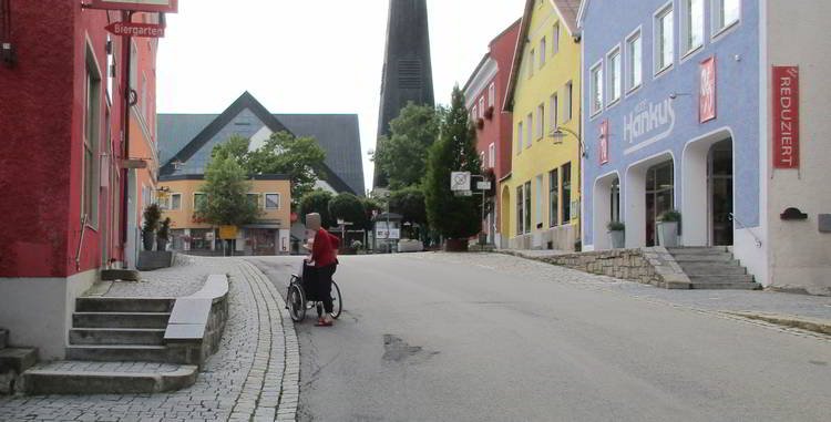 Wegscheid - fehlende Infrastruktur für Gehbehinderte, Rollatorfahrer:innen und Rollstuhlfahrer:innen In der Marktstraße Wegscheid gibt es keine Bürgersteige, nur Randstreifen, die so tun als ob