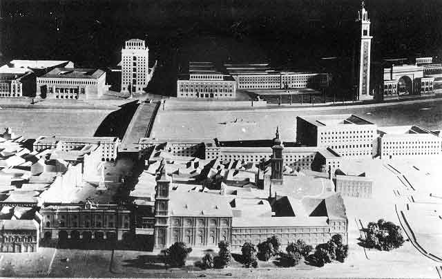 Modell Donauuferbebauung 1945, Blick von Linz nach Urfahr. Im Vordergrund: Schmidtordurchbruch vom Hauptplatz zur Landstraße mit neuem Durchfahrtstor. Linzer Brückenkopfgebäude an der Nibelungenbrücke und Donauhotel. Urfahrer Brückenkopf mit Kreisleitung und neuem Rathaus (links) und der Gauanlage (rechts) Hitlers Linz - Ideologisches Verwaltungs- und Freizeitzentrum an der Donau