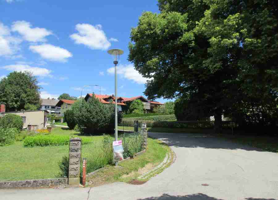 Diese kleine Verbindungsstück zwischen Adalbert-Stifter-Straße und Mühlgasse wurde im Laufe der Zeit immer breiter und befahrener