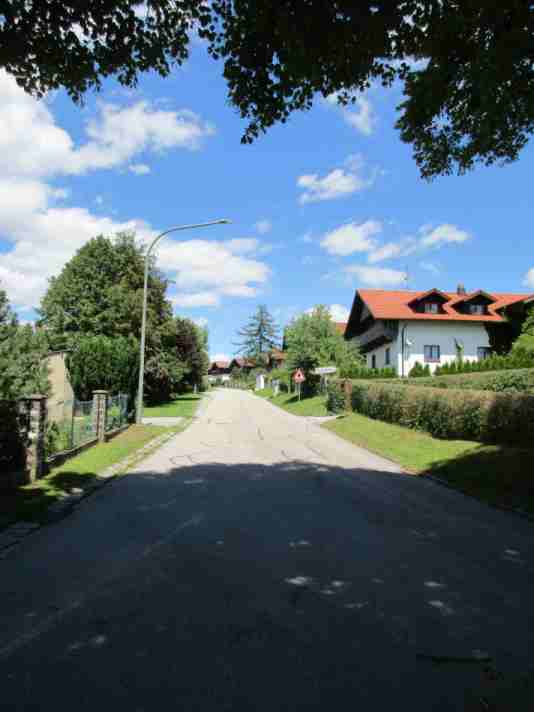 Ein Blick von der Kohlbauerkapelle die Adalbert-Stifter-Straße hinauf, Richtung Markt