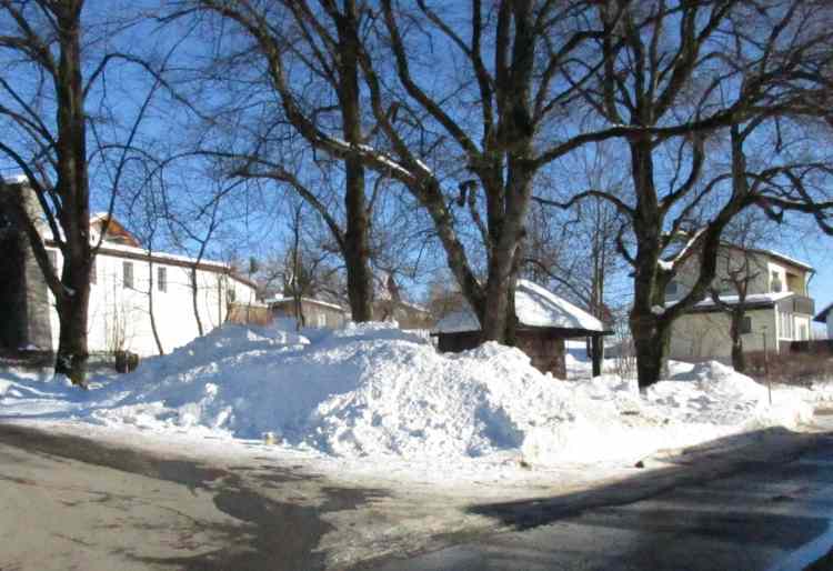 Die aufgetürmten Schneemassen, die Linden und Kapelle begraben, brauchen lange, bis sie abgetaut sind. Das Streusalz ist Gift für die Linden, das Eis für die Kohlbauerkapelle