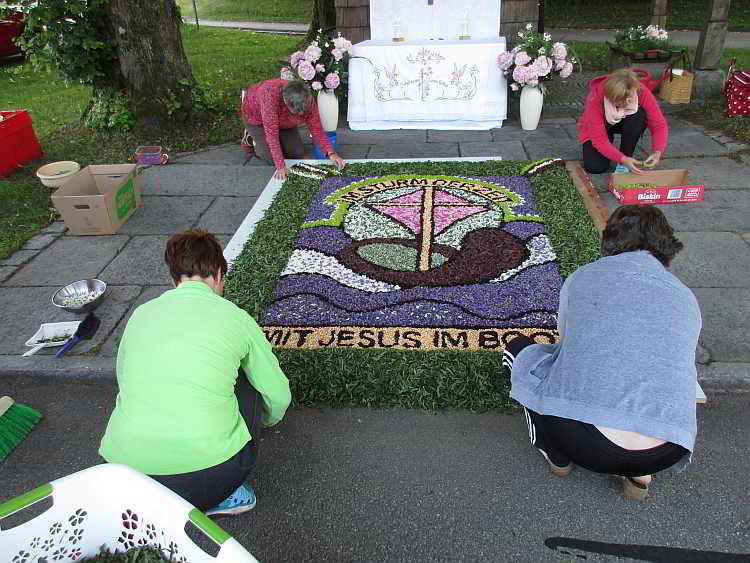 Der Blumenteppich wird für die Fronleichnamsprozession vorbereite