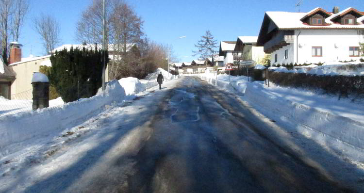 aIn der Marktstraße Wegscheid gibt es keine Bürgersteige, nur Randstreifen, die so tun als ob