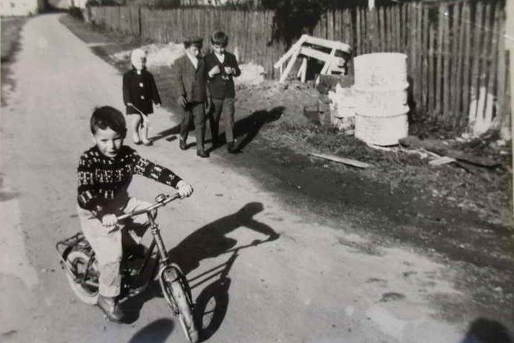 Die Straße als Spielplatz für Kinder: In den 1960ern in der Mühlgasse Wegscheid kein Problem